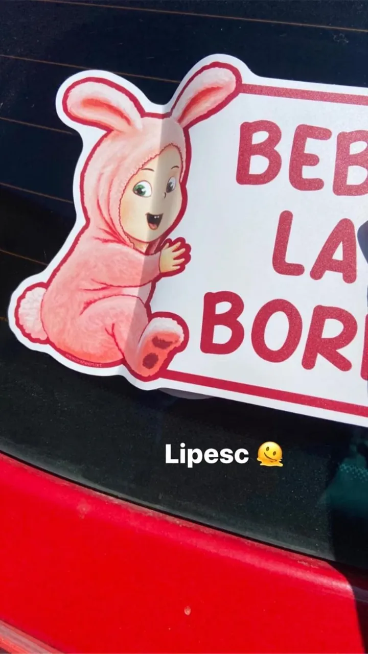 Lipirea stickerului Bebe la bord pe geam